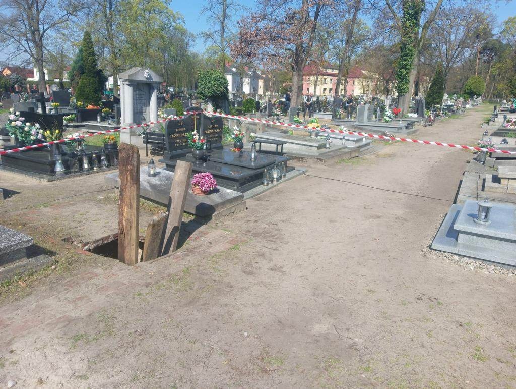 90-latek wpadł do grobowca!