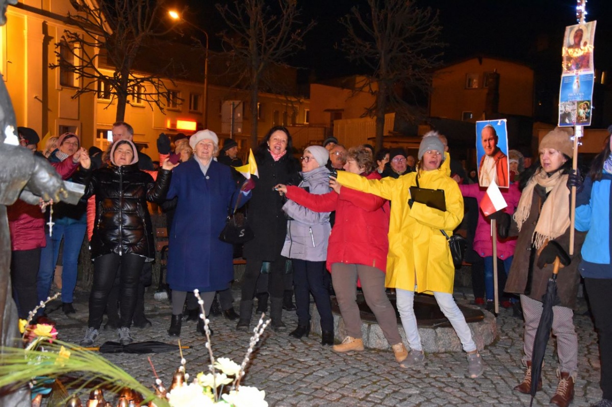 Tłumnie uczcili pamięć papieża [ZDJĘCIA]