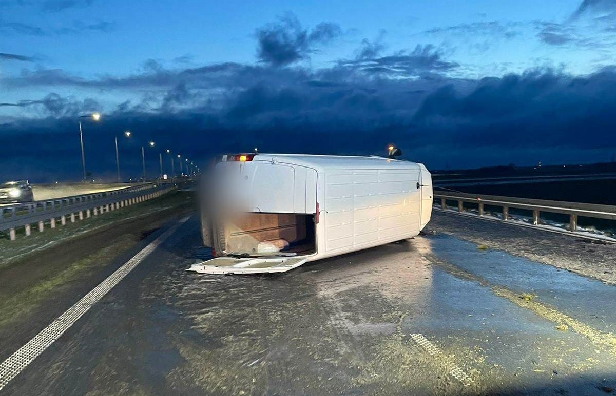 Bus przewrócił się na ekspresówce!