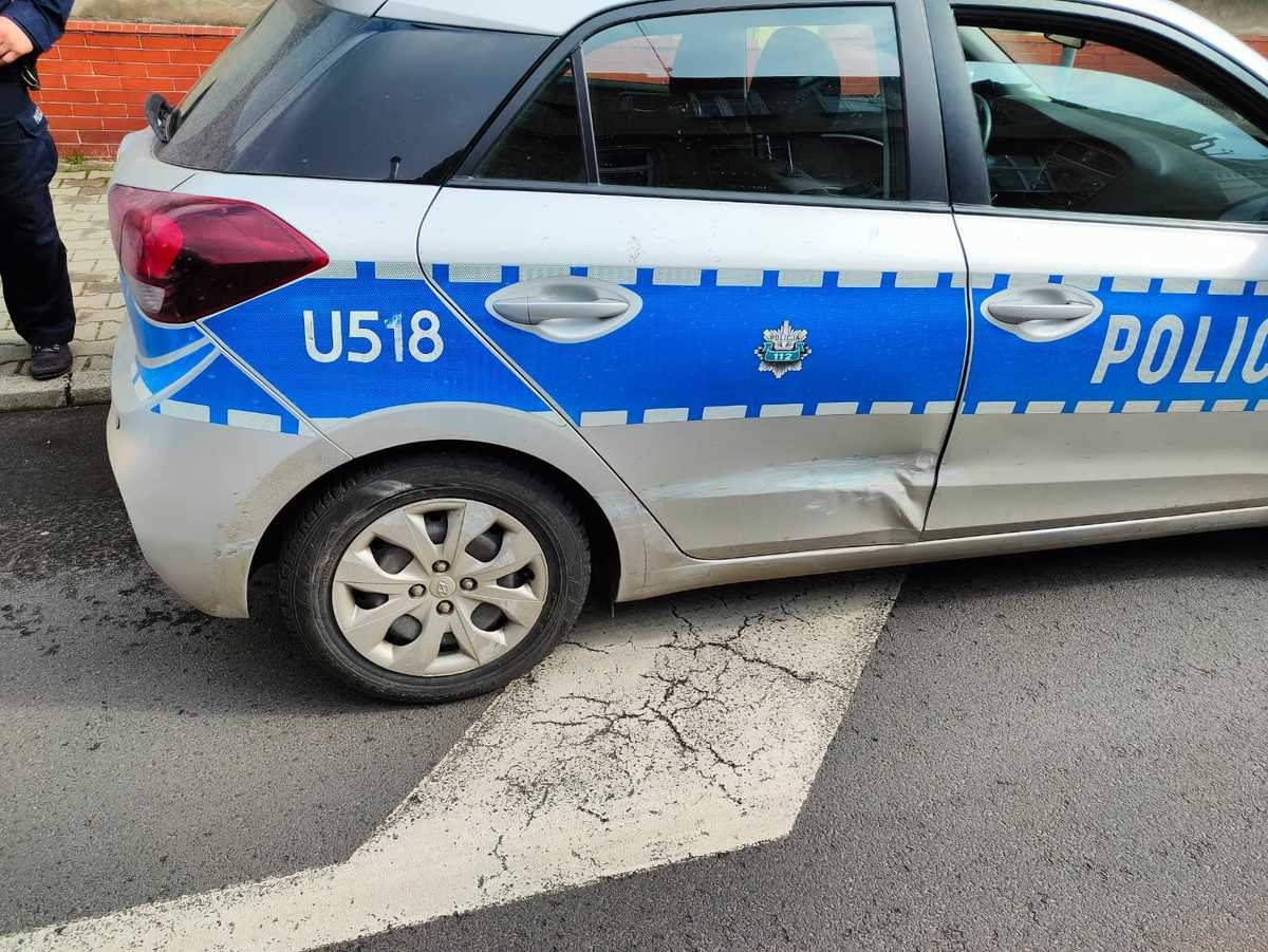 Pijana kierująca uderzyła w radiowóz! [ZDJĘCIA]