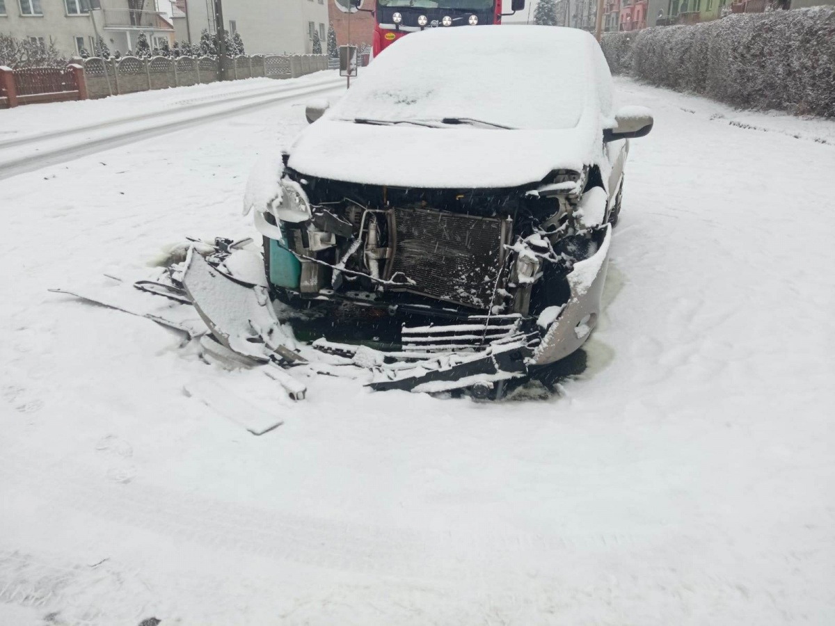 Kolizja na śliskiej drodze