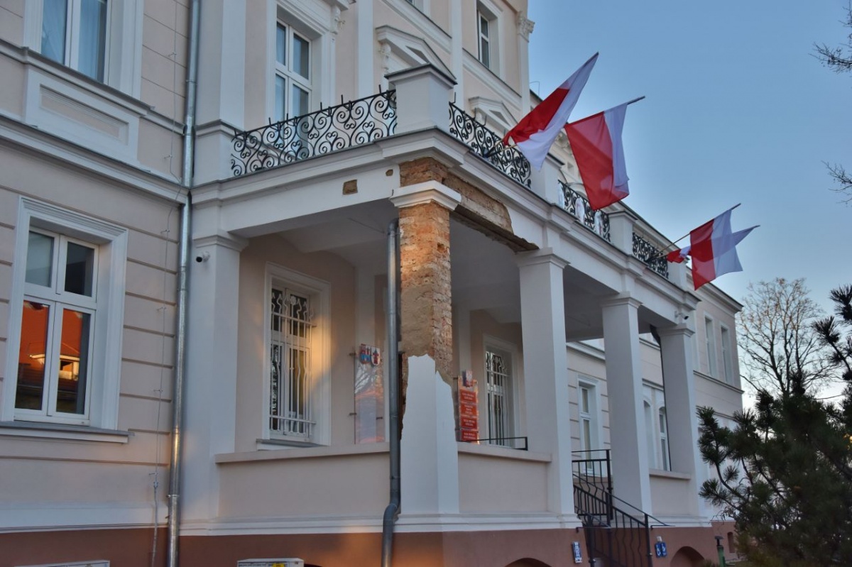 Odpadł tynk z budynku urzędów. Kiedy naprawa?