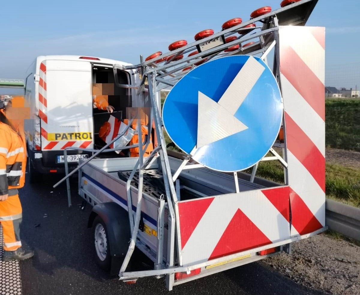Uderzył w pojazd służby drogowej [ZDJĘCIA]