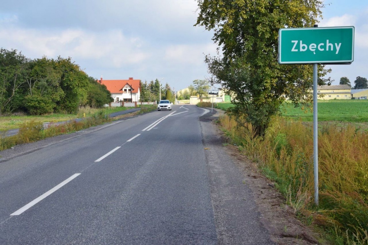 W Zbęchach trwa układanie chodnika [ZDJĘCIA]