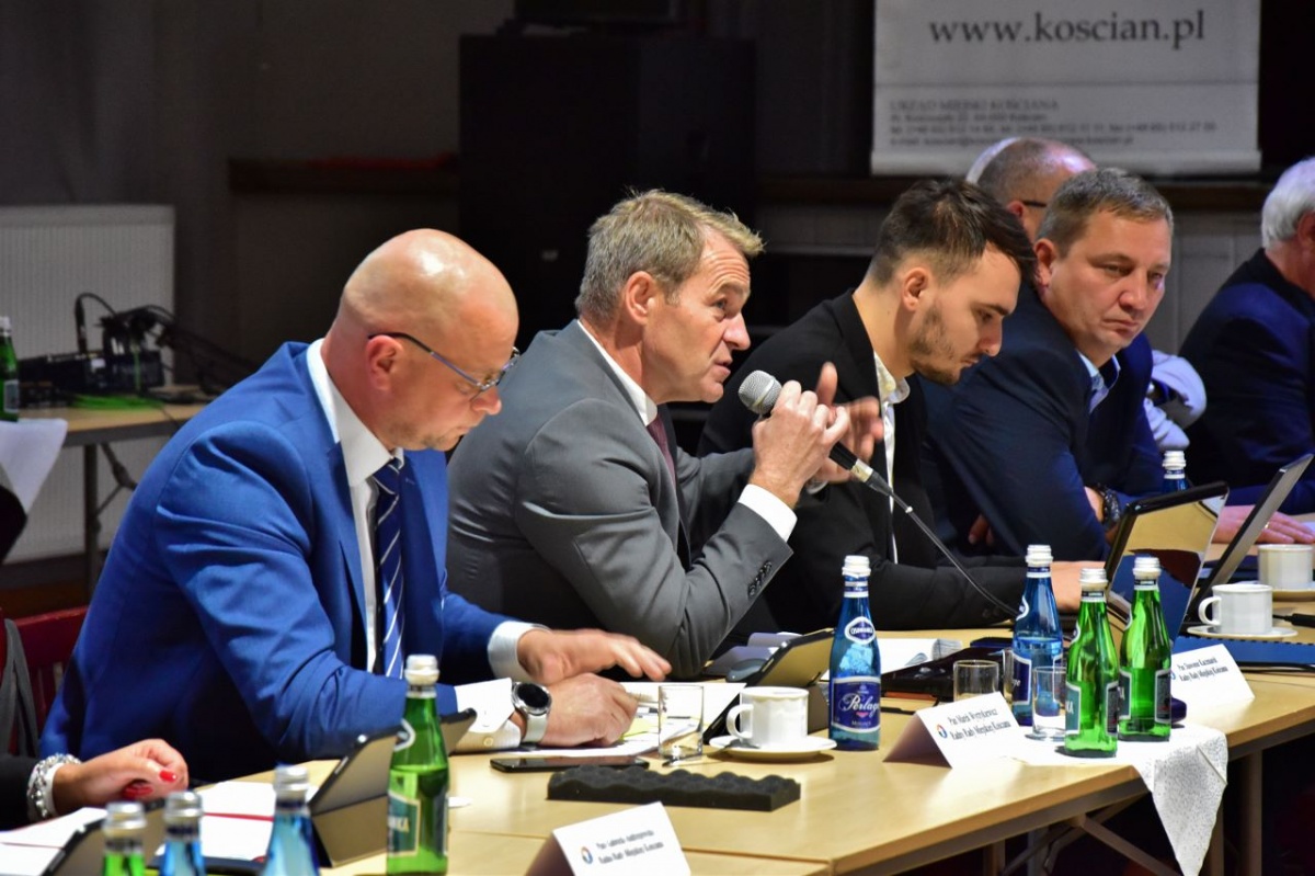 Zadłużają miasto! Wszyscy radni PZK, dwóch radnych AS i była kandydat na burmistrza za zwiększeniem zadłużenia!