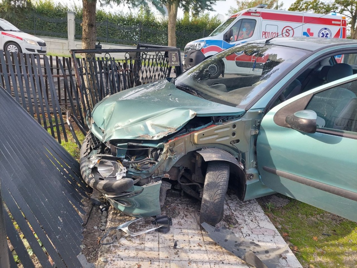 Stracił panowanie nad pojazdem i wjechał w bramę