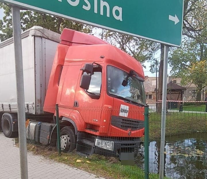Przysnął za kierownicą. Wjechał do stawu