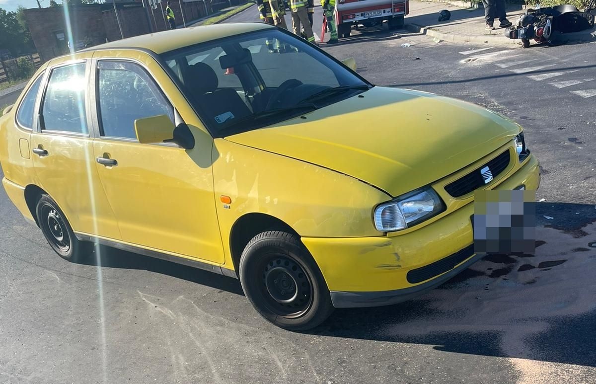 Zderzenie samochodu i motoroweru. 16-latek w szpitalu [ZDJĘCIA]