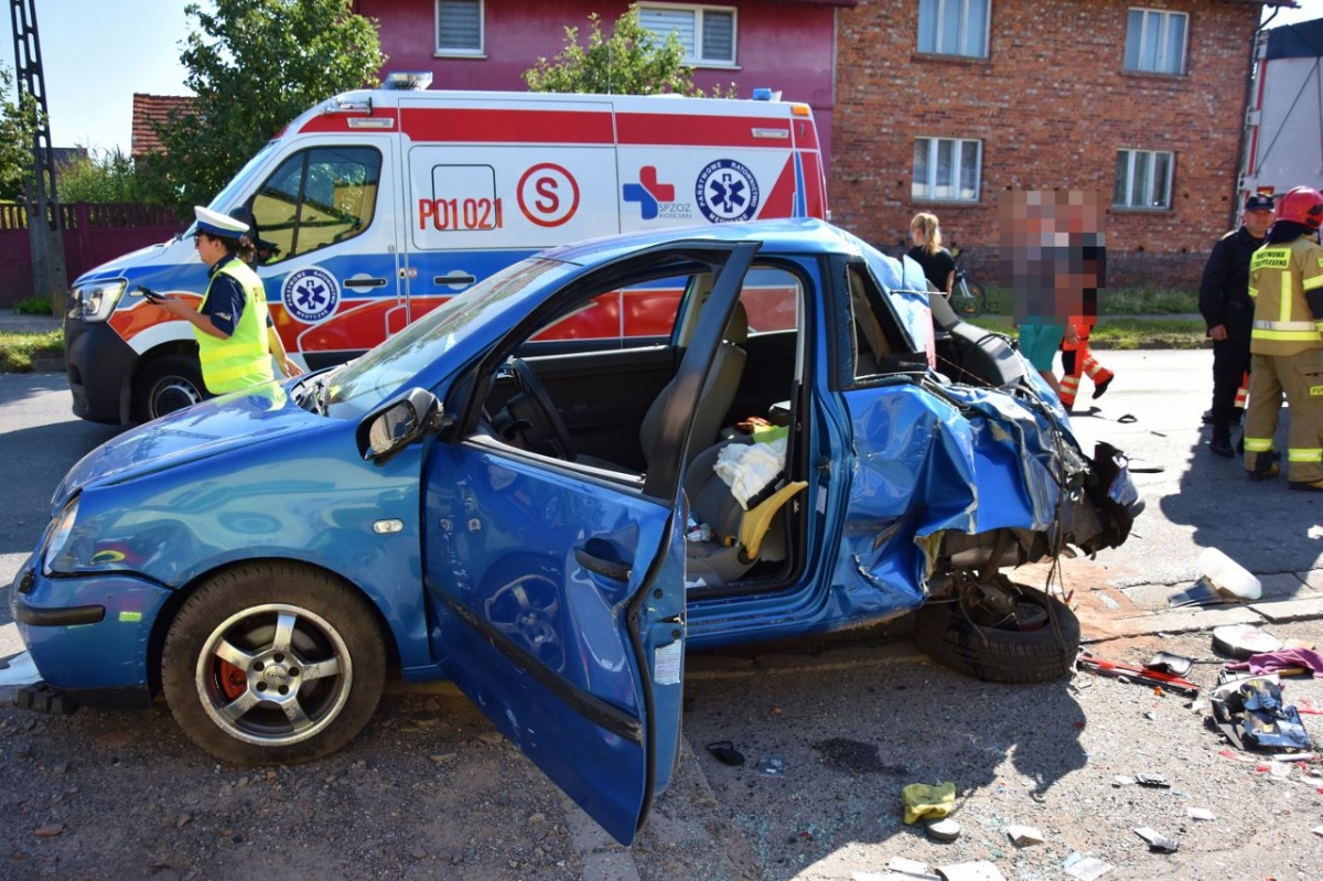 Wypadek z udziałem 4 pojazdów. Dwie osoby w szpitalu [ZDJĘCIA]