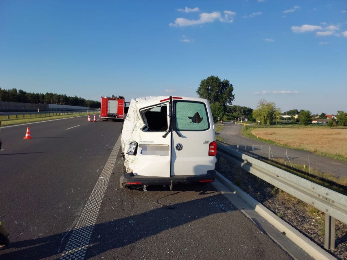 Nie zauważył busa na pasie awaryjnym [ZDJĘCIA]