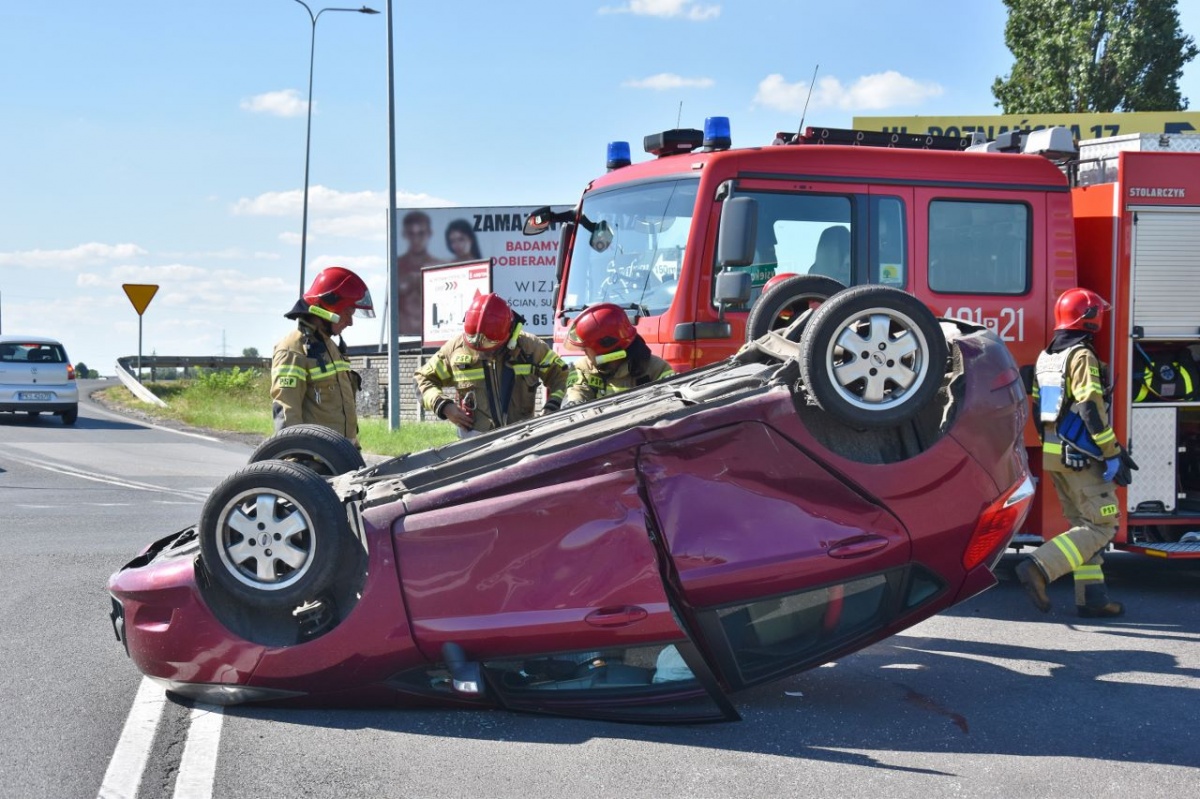 Kolizja zakończona dachowaniem [ZDJĘCIA]
