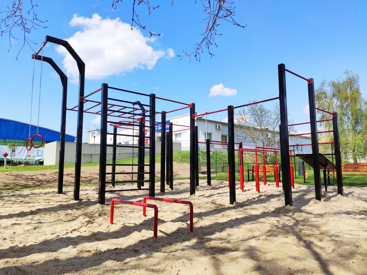 Street workout przy basenie