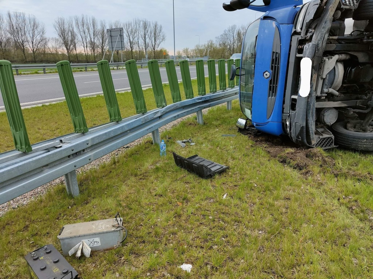 Wypadek na S5. Od ciężarówki odpadły koła (ZDJĘCIA)