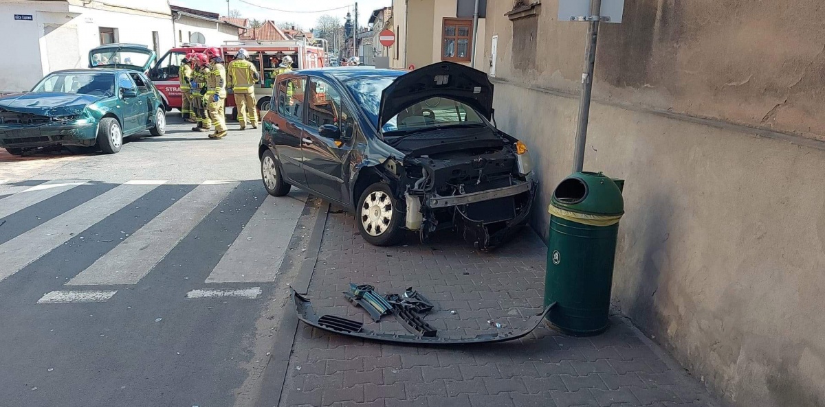W Śmiglu zderzyły się dwa auta. Konieczna była interwencja strażaków (ZDJĘCIA)