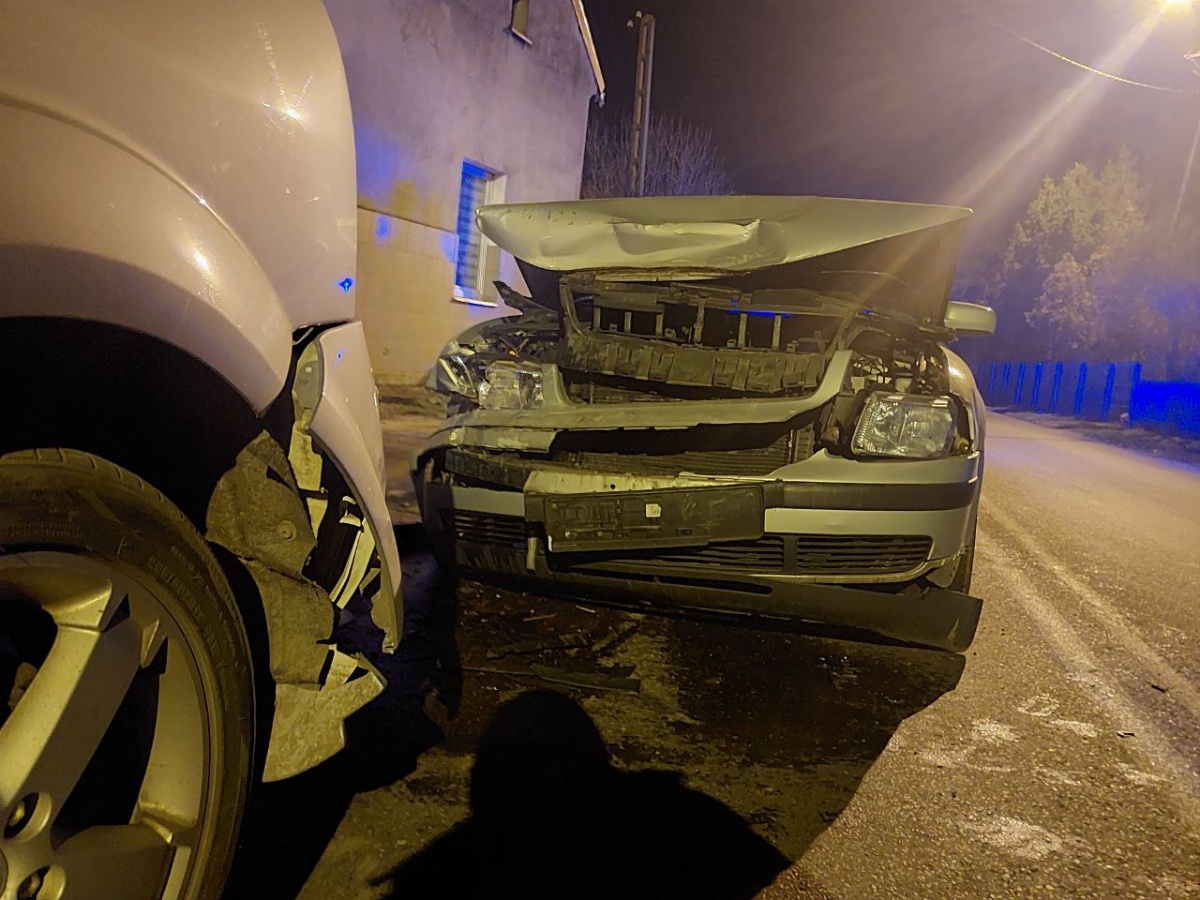 Uderzył w tył forda, a ford w bmw [ZDJĘCIA]