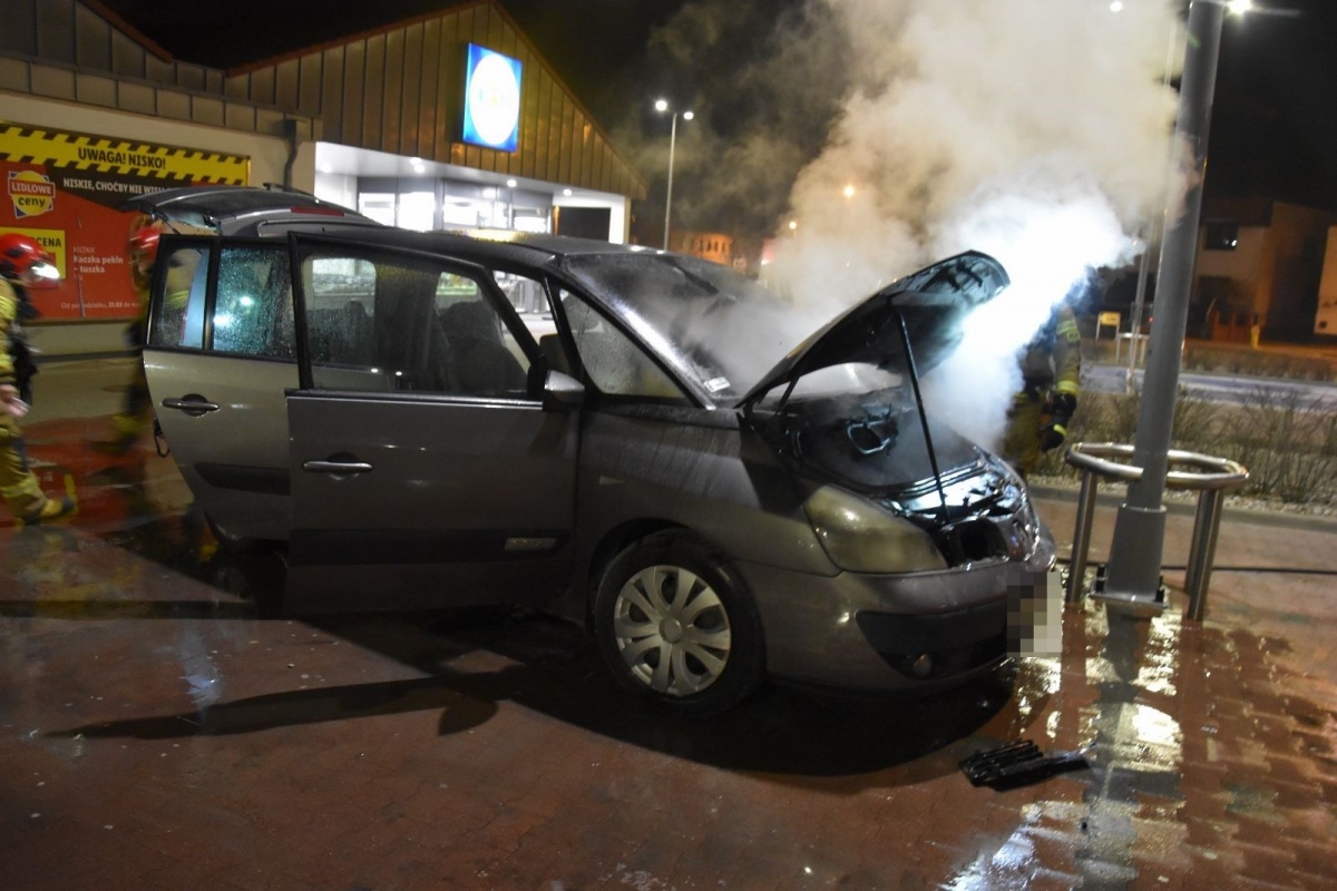 Pożar samochodu na parkingu [ZDJĘCIA]