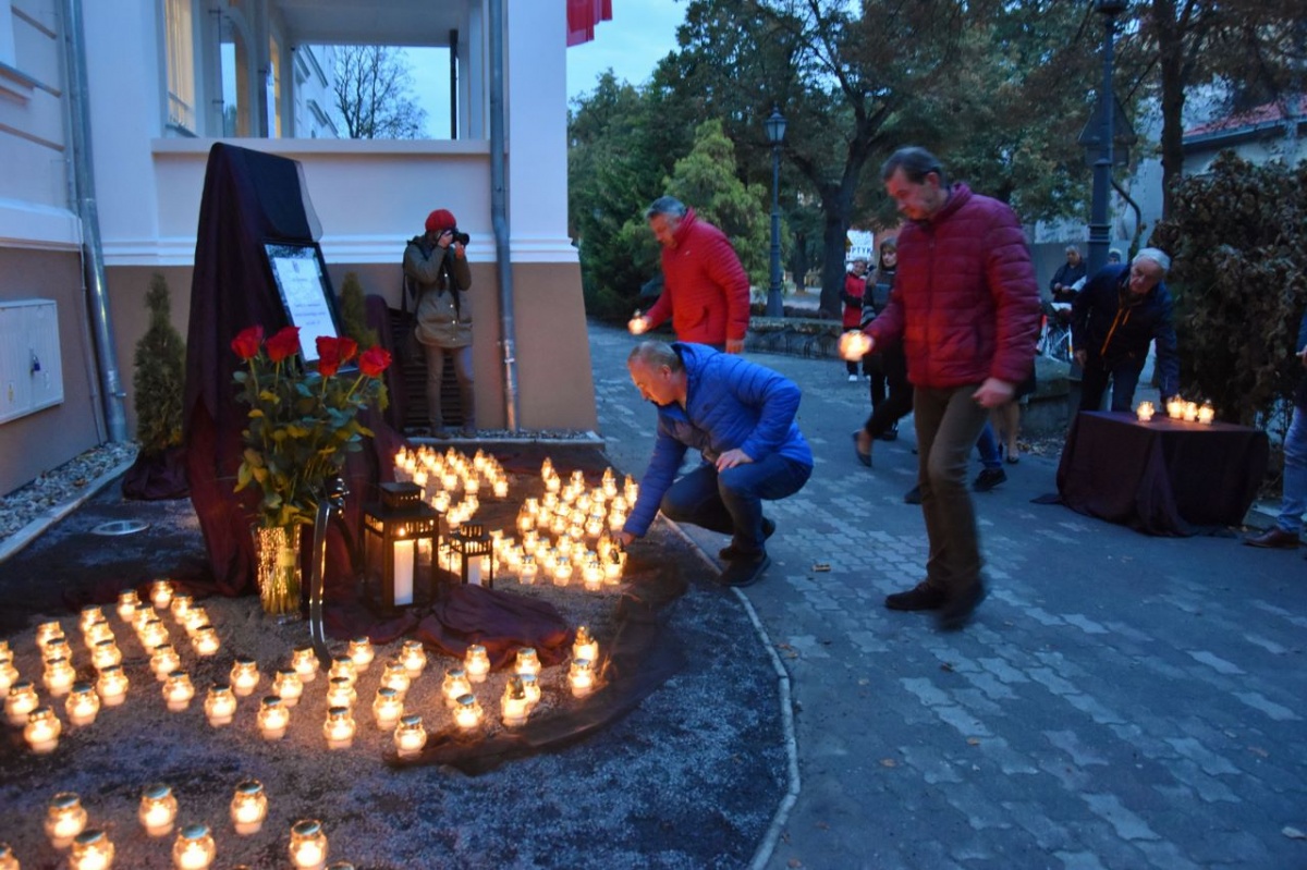 Upamiętniono zmarłych z powodu covid-19 [ZDJĘCIA]