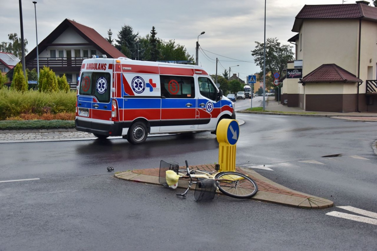 Kobieta trafiła do szpitala. Potrącenie na rondzie [ZDJĘCIA]
