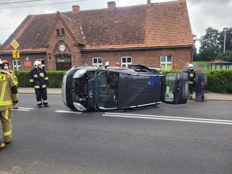 Zasłabł podczas jazdy! Auto przewróciło się na bok!