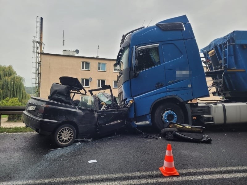 Wypadek z udziałem samochodu osobowego i ciężarówki