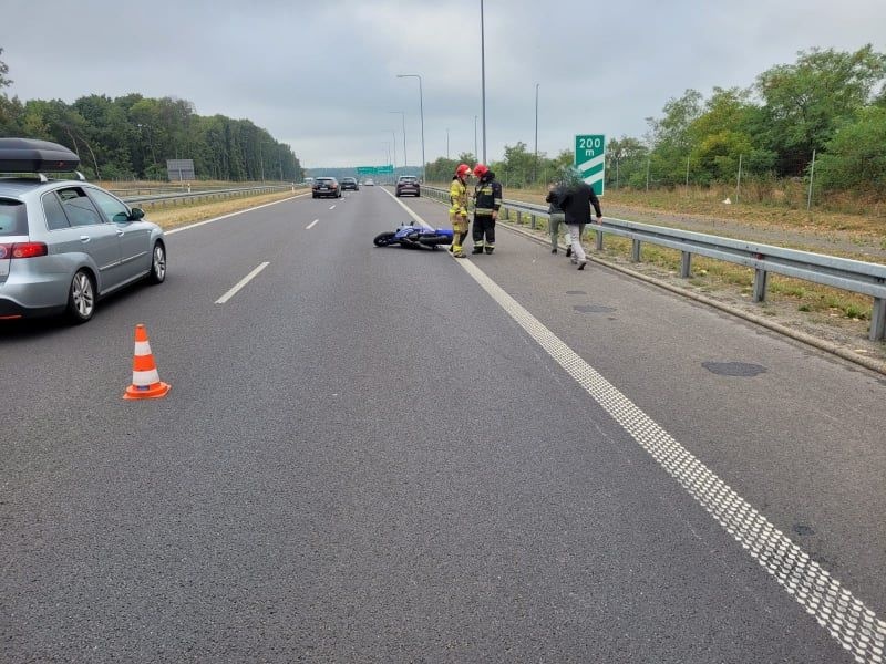 Motocyklista uderzył w barierki na S5 [ZDJĘCIA]