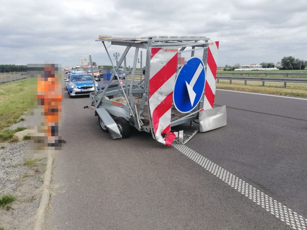 Uderzył w busa służby drogowej z przyczepą na S5