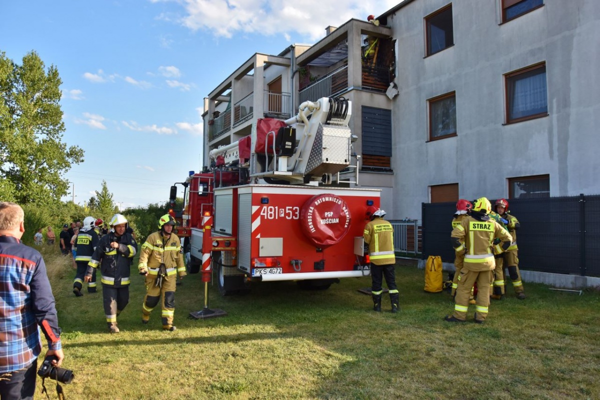 Pożar mieszkania w bloku w Czempiniu [ZDJĘCIA]