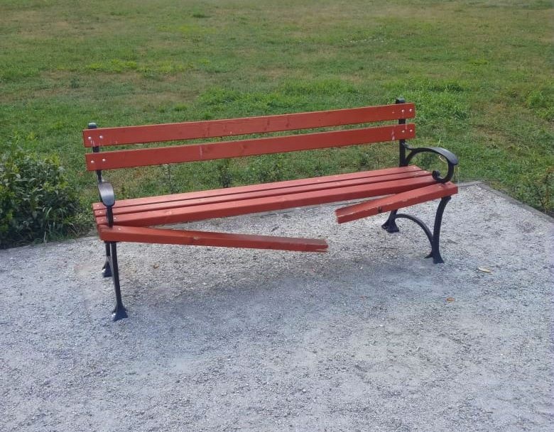 Wandale znów w akcji. Zniszczyli ławkę na skwerze!