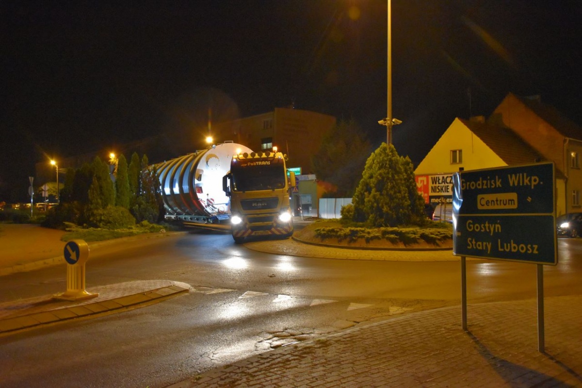 Transport ogromnych silosów [ZDJĘCIA]