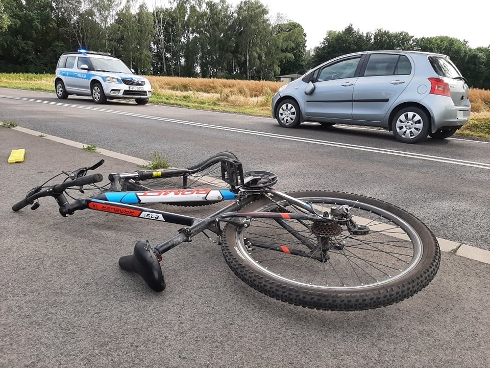Rowerzysta wjechał pod samochód [ZDJĘCIA]