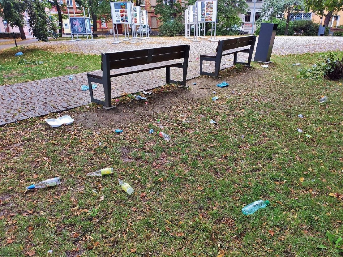 Śmieci na Placu Wolności, a w koszach miejsce...