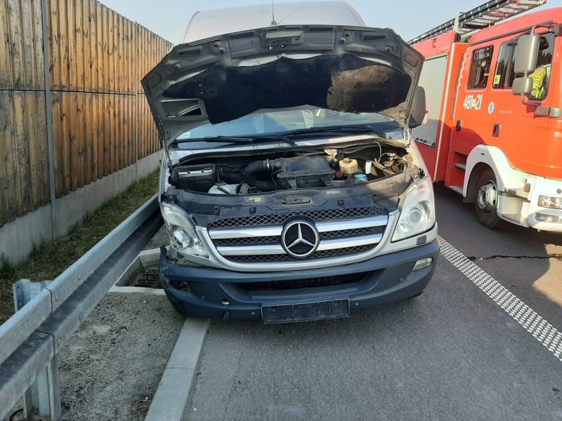 Zasłabł za kierownicą i uderzył w trzy auta na S5 [ZDJĘCIA]