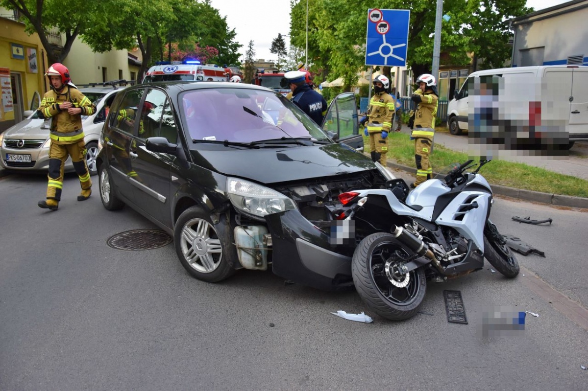 Zderzenie osobówki z motocyklem [ZDJĘCIA]