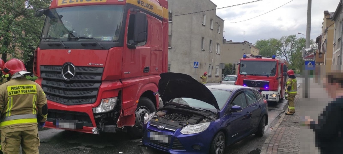 Kolizja na Marcinkowskiego. Zderzenie osobówki i ciężarówki