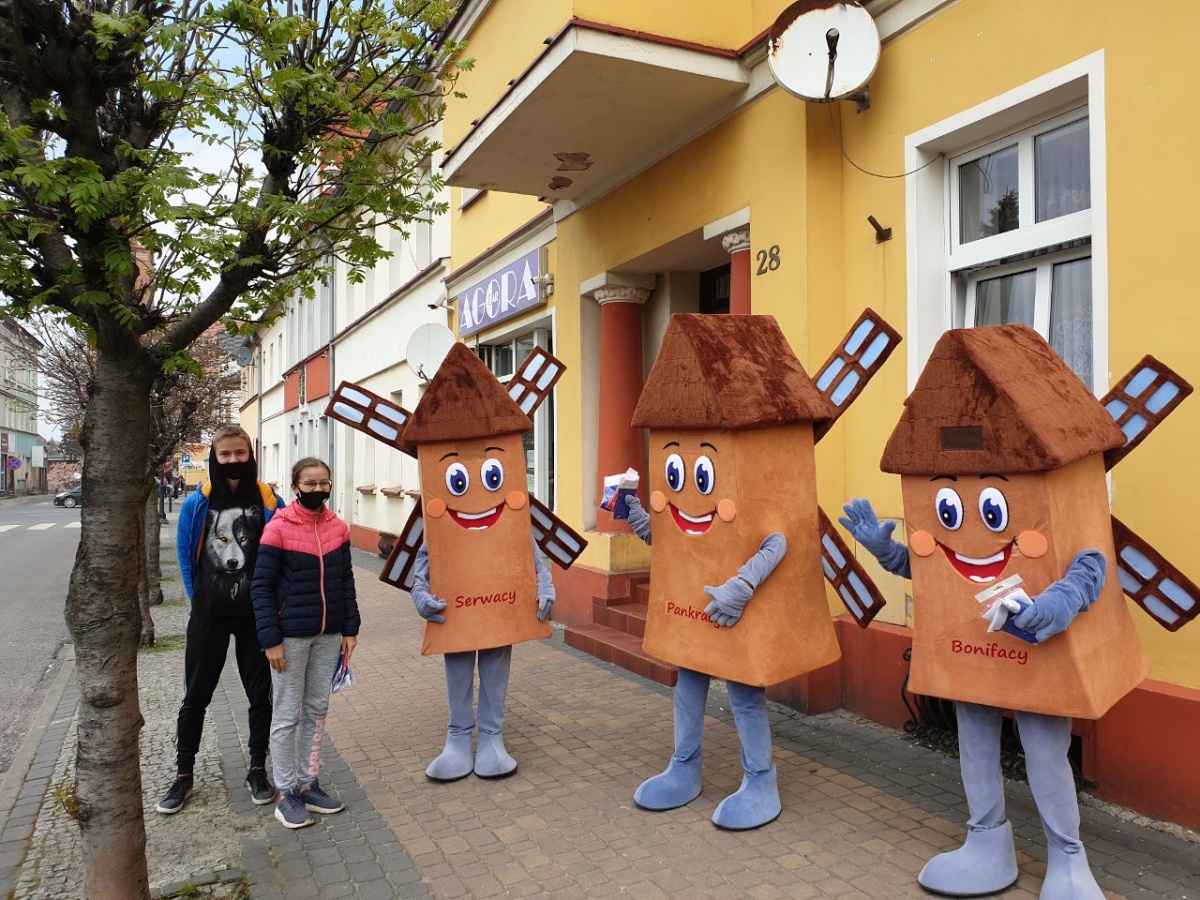 Maskotki rozdawały flagi w Śmiglu!