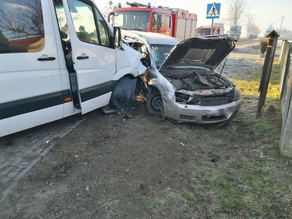 Zderzenie busa i osobówki w Łuszkowie!