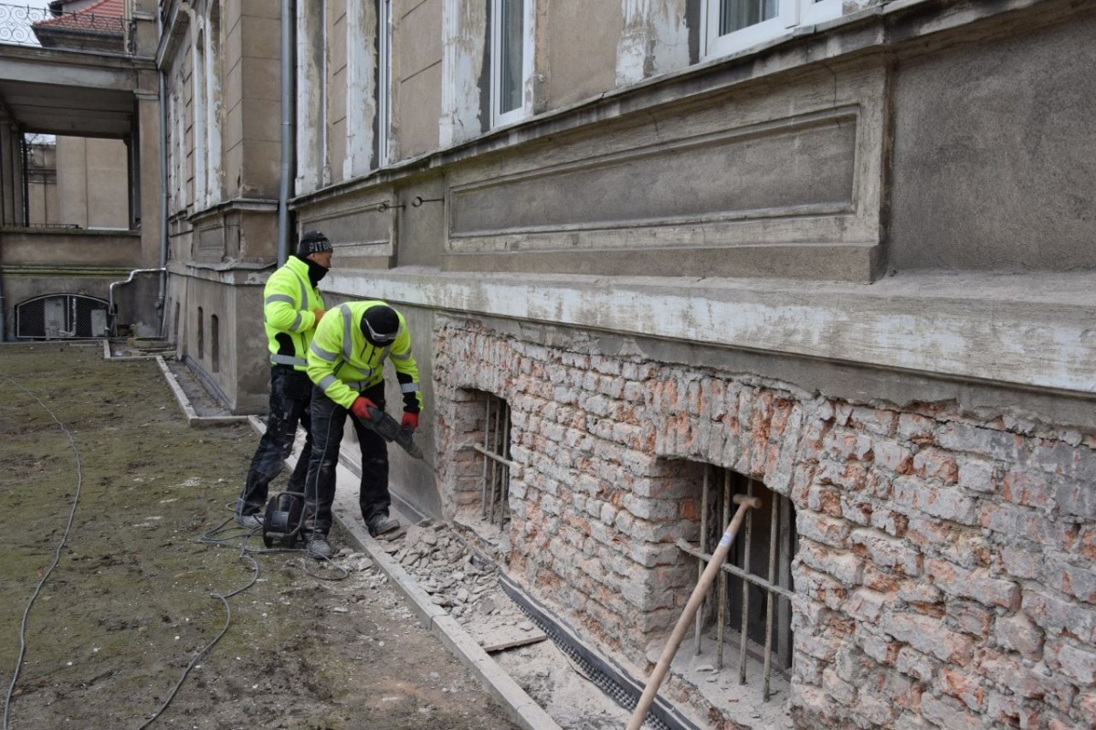 Remont elewacji urzędu rozpoczęty! [ZDJĘCIA]