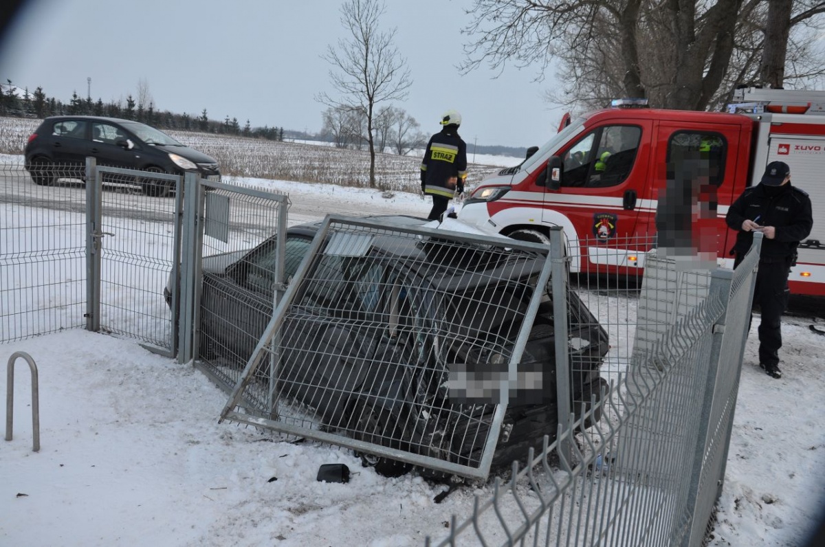Kolizja na śliskiej drodze koło Czempinia [ZDJĘCIA]