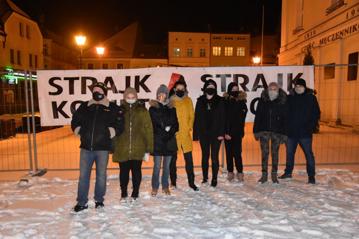Strajk Kobiet w Kościanie z niewielką frekwencją [ZDJĘCIA]