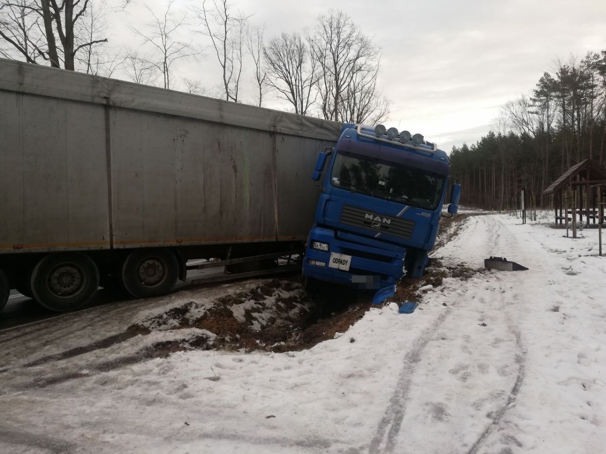 Wjechał do rowu. Kolizja w okolicy Boguszyna [ZDJĘCIA]