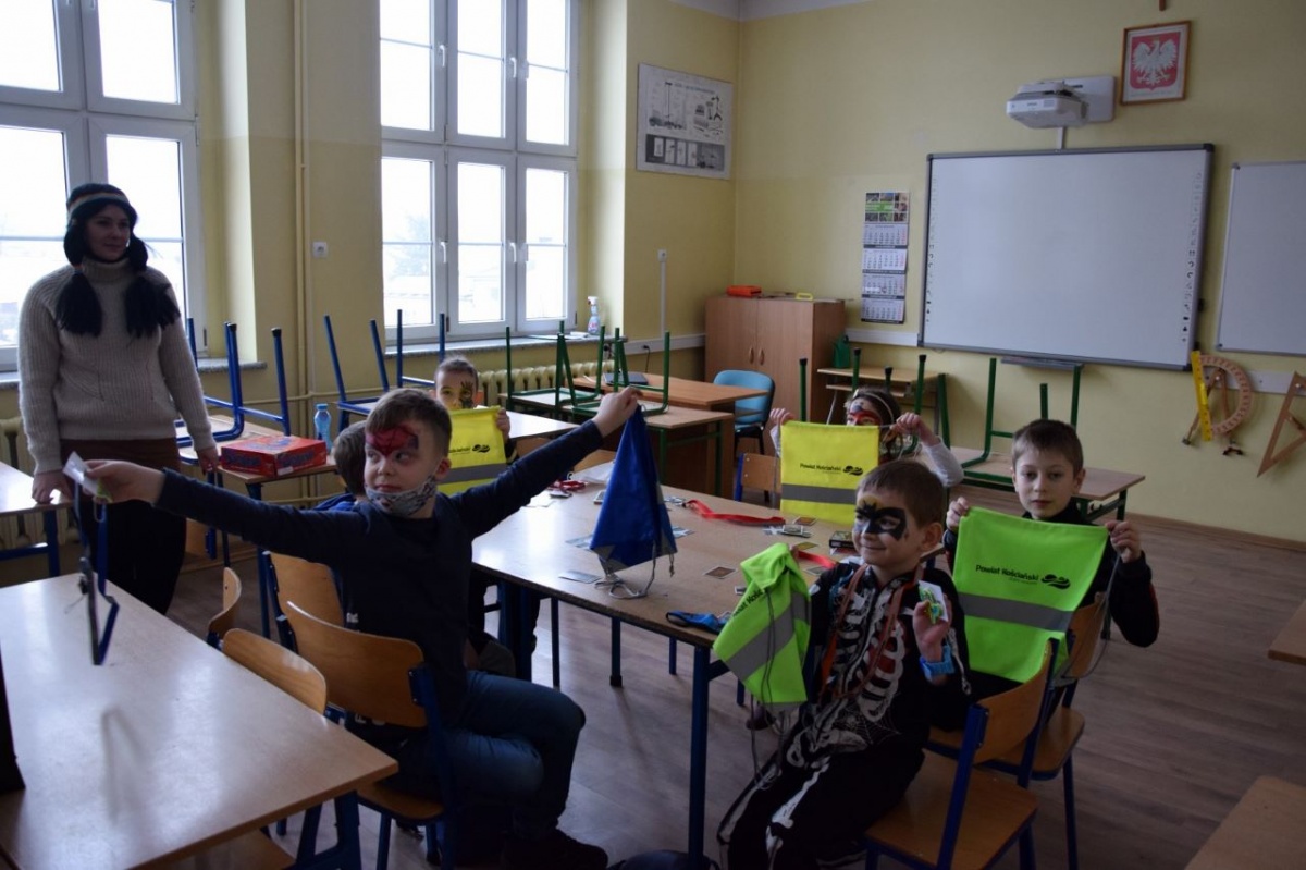 Prezenty dla dzieci od powiatu! [ZDJĘCIA]