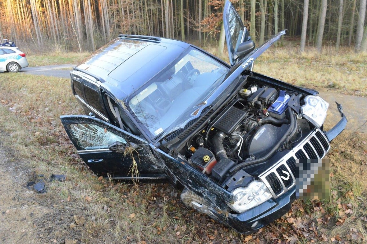 Wpadł w poślizg i zakończył jazdę w rowie [ZDJĘCIA]