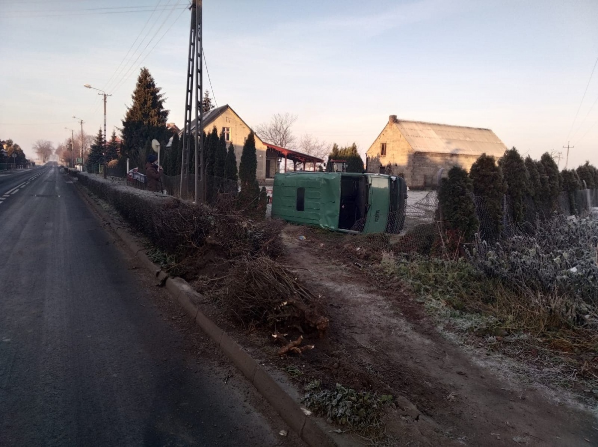 Bus z żołnierzami dachował na prywatnej posesji!