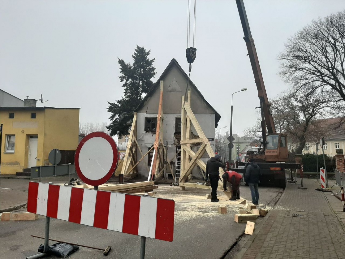 Trwa podpieranie Domku Masztalerza [ZDJĘCIA]