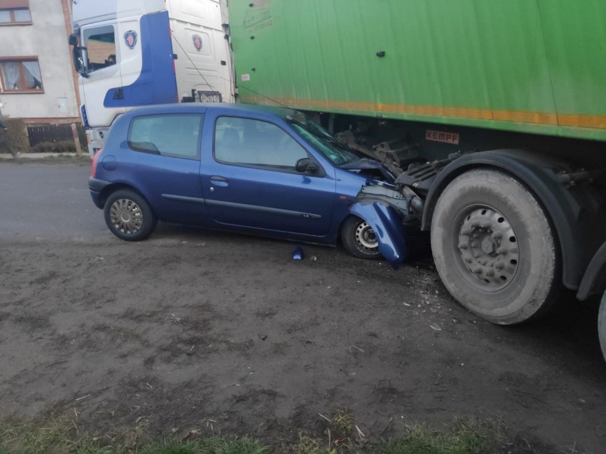 Wjechał w bok naczepy ciągnika [ZDJĘCIA]
