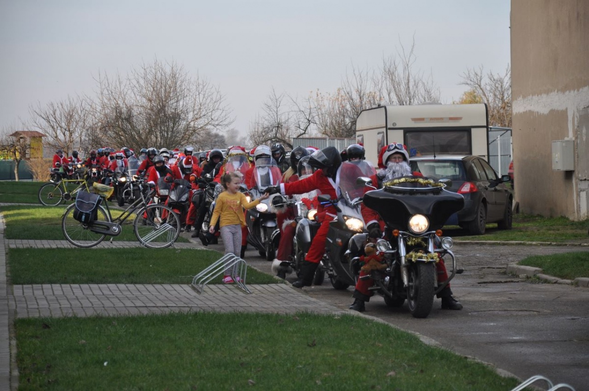 Motomikołajki motocyklistów ze Śmigla [ZDJĘCIA]