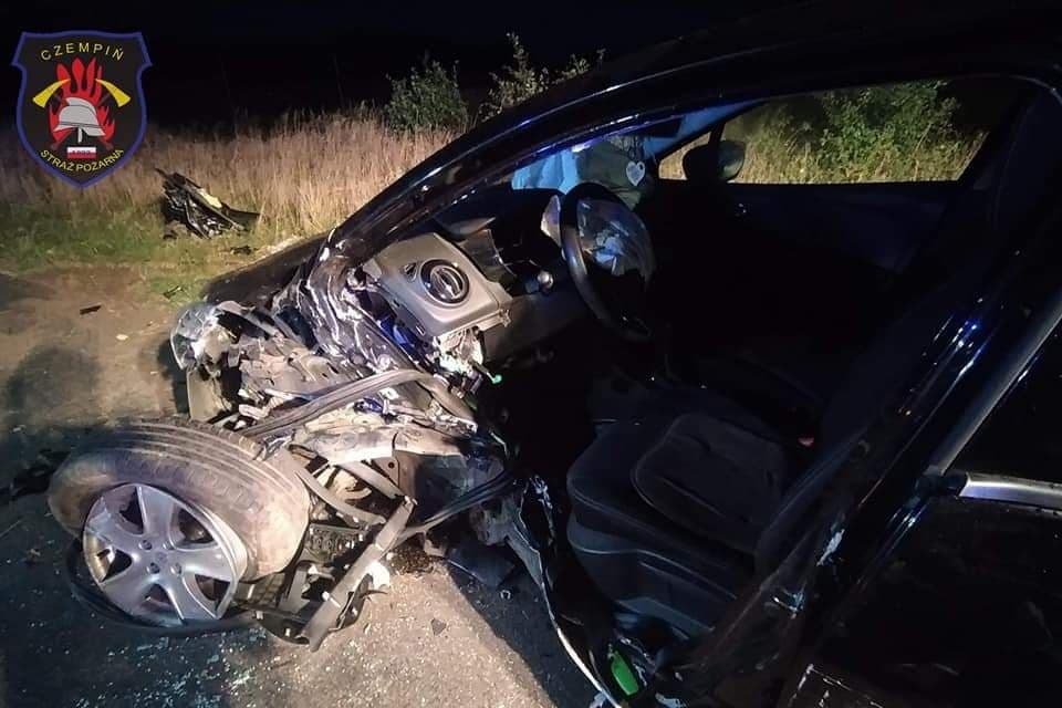 Kierowca uwięziony w aucie. Kolizja koło Czempinia