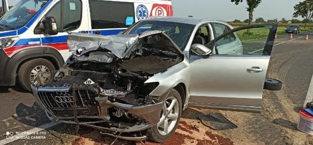 Wjechała w tył przyczepy ciągnika rolniczego