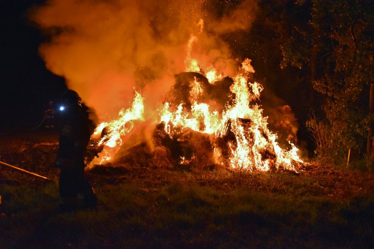 Pożar stogu między Nielęgowem i Gryżyną [ZDJĘCIA]