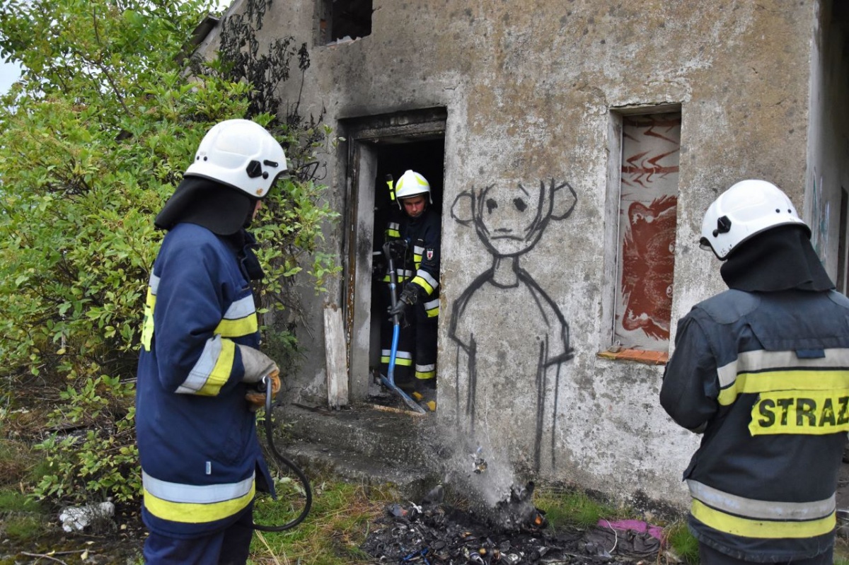 Pożar pustostanu na polu w Kościanie [ZDJĘCIA]